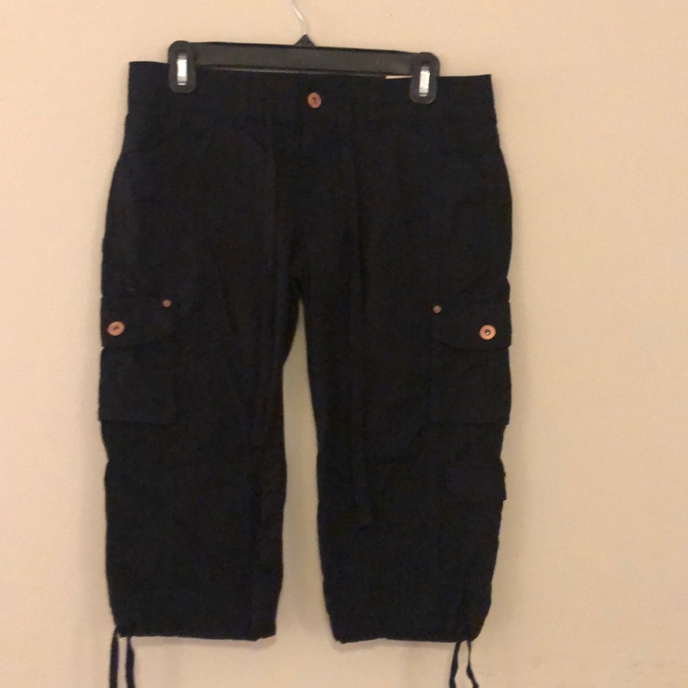 Black Capri pants